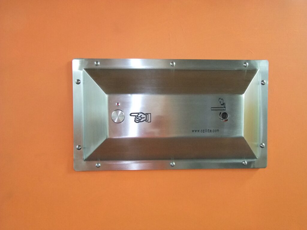 Ozilite ACLWMT wall-mounted automatic flameless cigarette lighter, front view